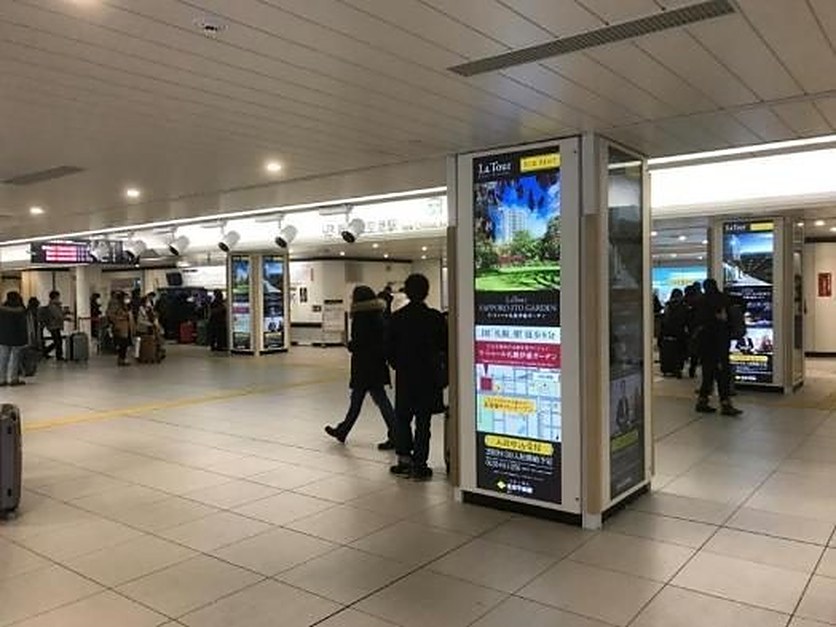 駅構内の柱面サイネージ