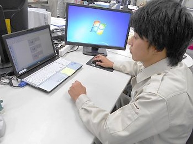 複数の担当者が同時に写真を編集しているようす
