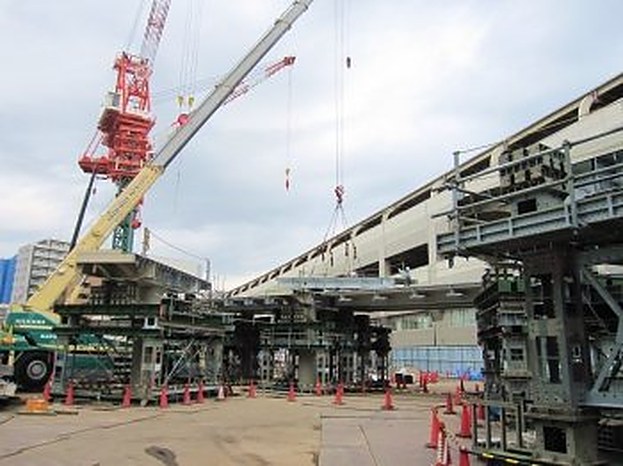 ペデストリアンデッキ新設工事のようす